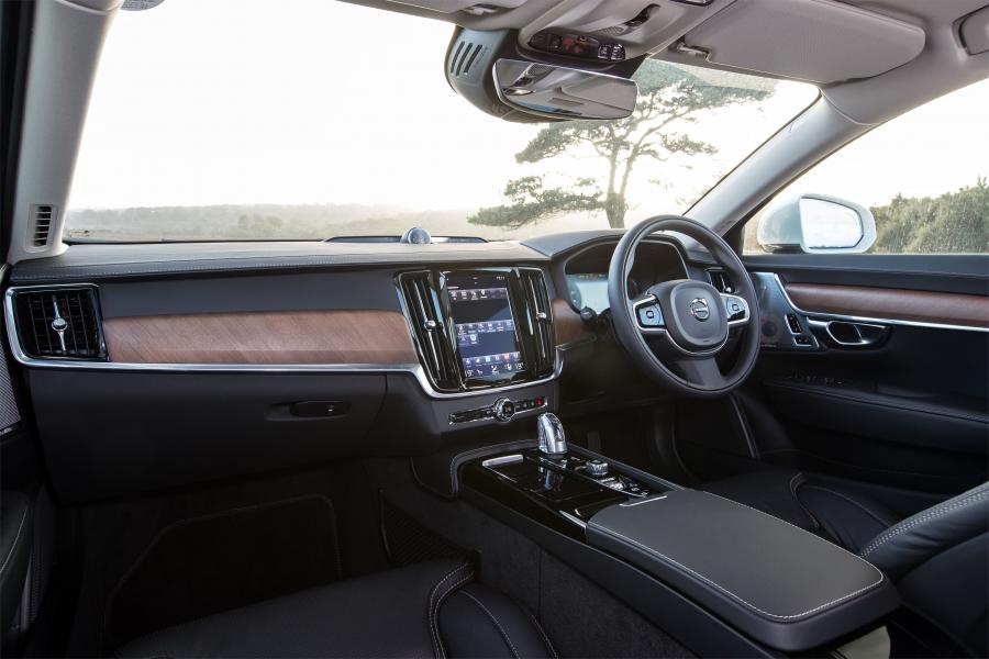 Интерьер Volvo V90 T8 Inscription 2017 года  (UK) (фото 12 из 28)